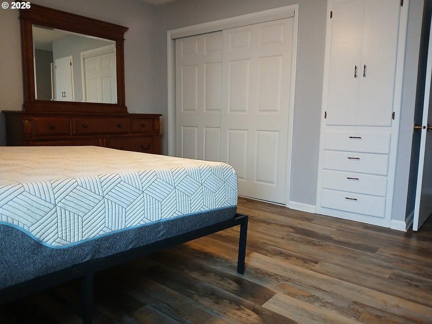 Completely renovated single-level coastal retreat with dual - photo 25