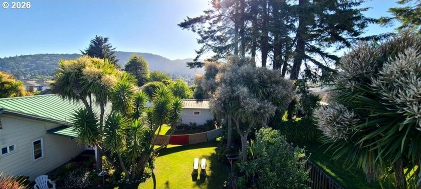 Completely renovated single-level coastal retreat with dual - photo 34
