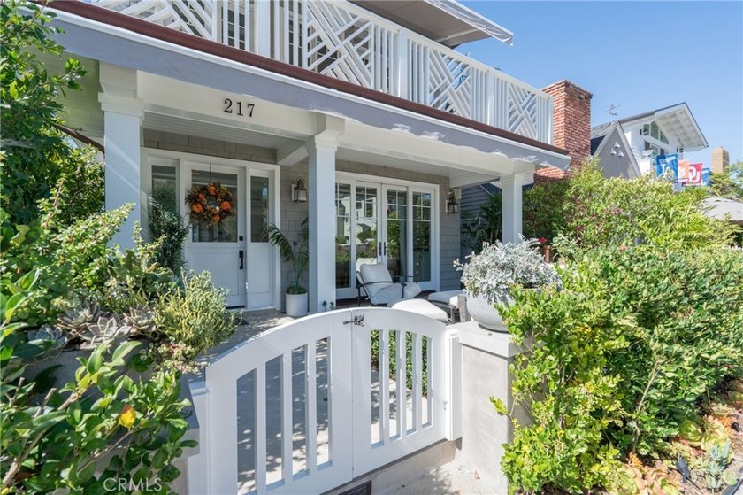 Nestled in the heart of Balboa Island, 217 Coral Avenue invites - photo 2