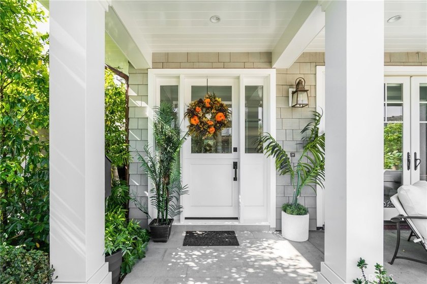 Nestled in the heart of Balboa Island, 217 Coral Avenue invites - photo 4