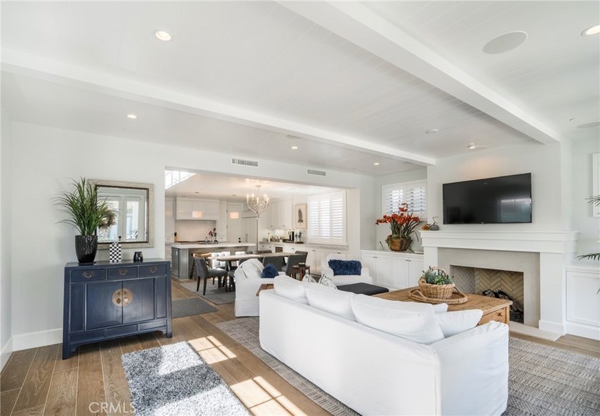 Nestled in the heart of Balboa Island, 217 Coral Avenue invites - photo 5