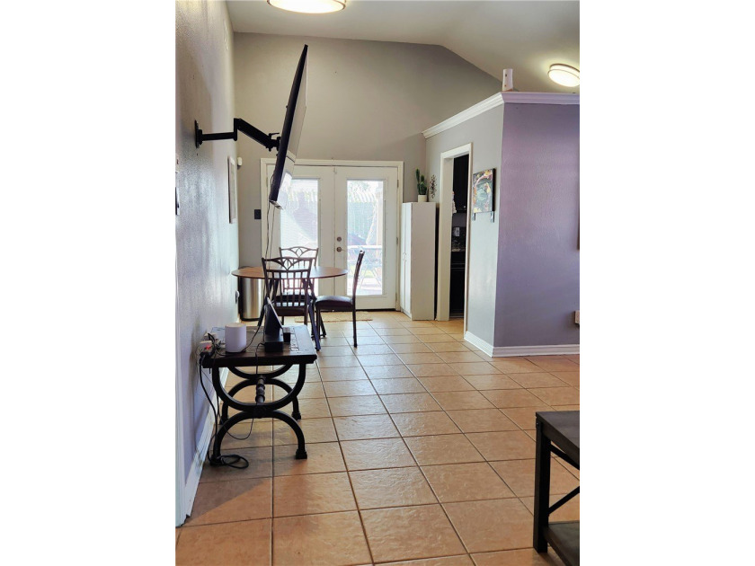 Step into this beautiful updated 2-bedroom, 1-bath home that - photo 2