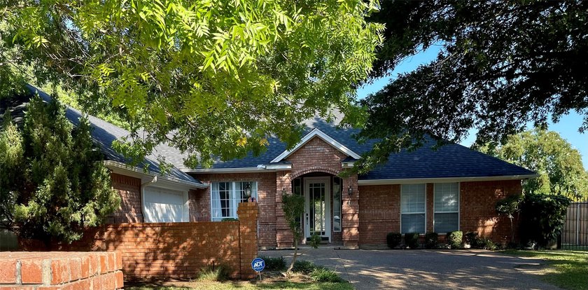 This price point and this neighborhood are a winning combination - photo 3