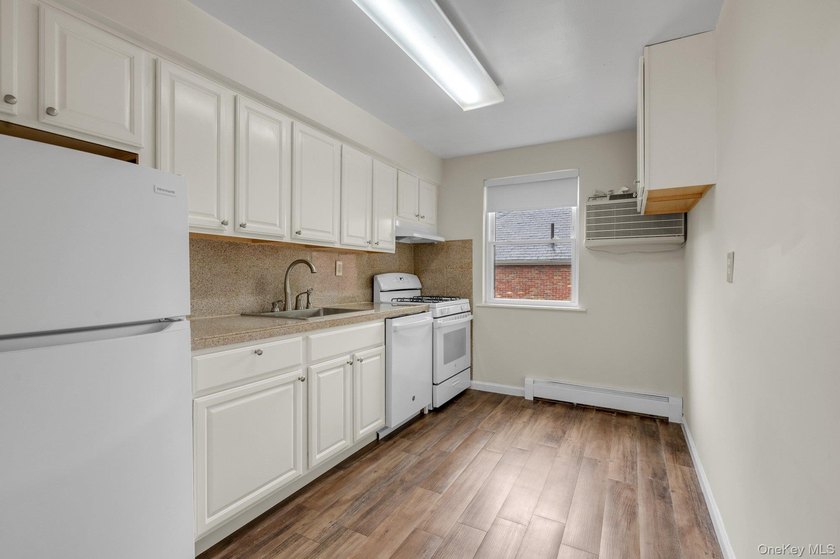 Immaculate fully detached brickstone home in the highly - photo 11