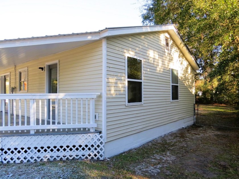 This 3-bedroom, 2-bath 1960 cottage offers a simple, comfortable - photo 11