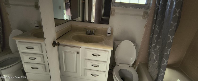 Perfect investment home offers a comfortable and well-maintained - photo 6