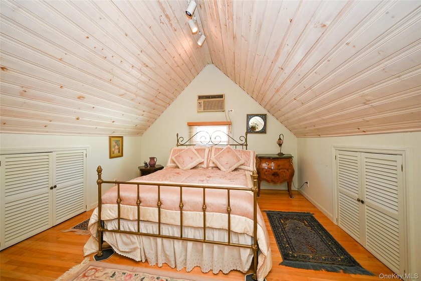 Just Arrived! Detached 4-bedroom, 2-bath Cape in a prime - photo 15