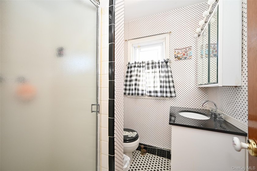 Just Arrived! Detached 4-bedroom, 2-bath Cape in a prime - photo 16