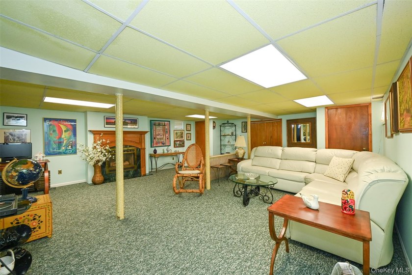 Just Arrived! Detached 4-bedroom, 2-bath Cape in a prime - photo 17