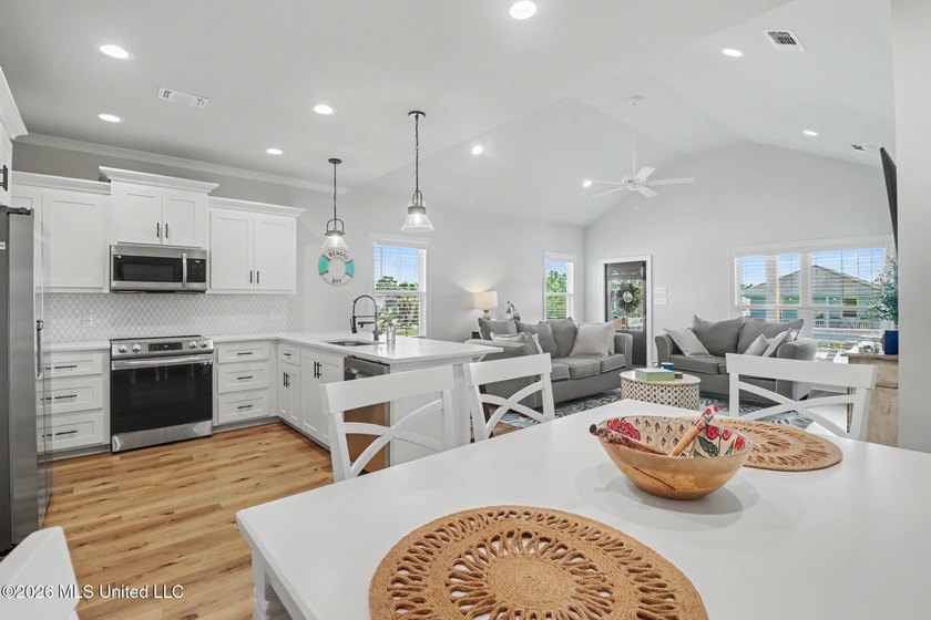 Welcome to your private waterfront escape in one of Bay St - photo 11