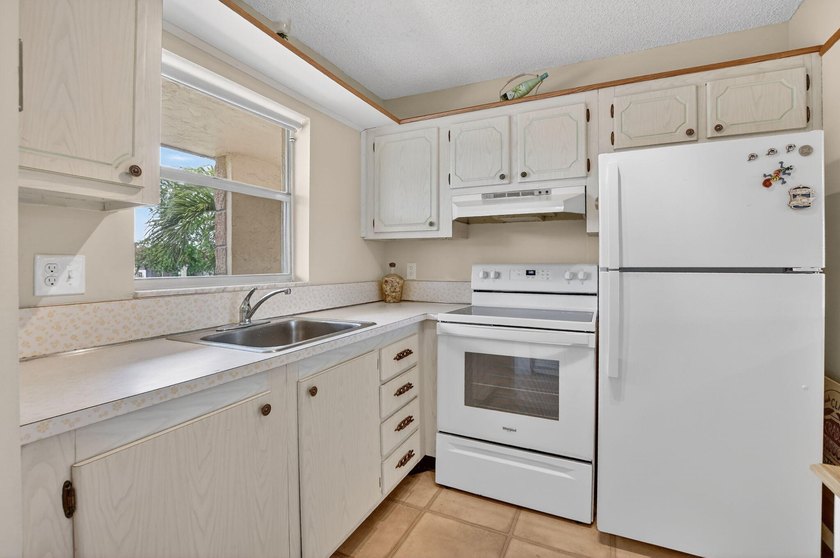 Welcome Home!! This is a beautiful 2 bedrooms and 2 bathrooms - photo 11