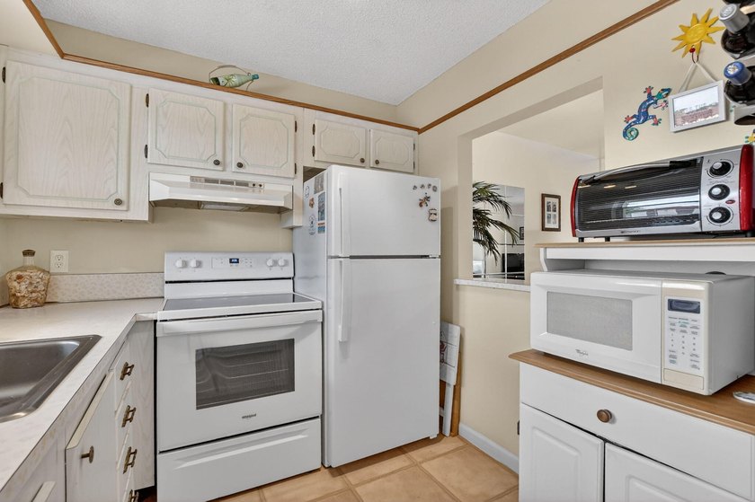 Welcome Home!! This is a beautiful 2 bedrooms and 2 bathrooms - photo 12