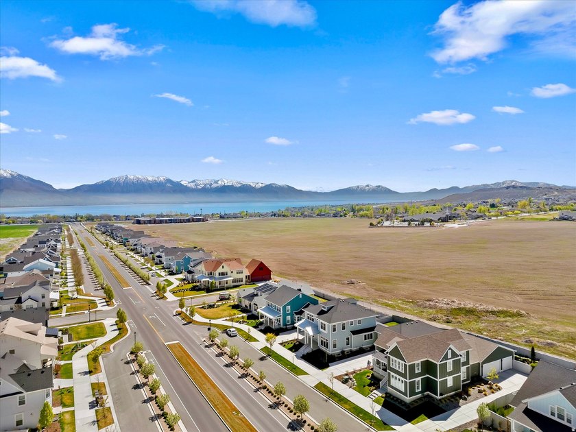 SELLER is OFFERING $8,000 toward CLOSING COSTS when you use our - photo 5