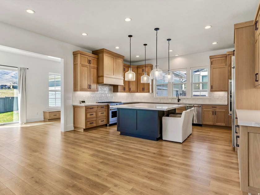 SELLER is OFFERING $8,000 toward CLOSING COSTS when you use our - photo 10