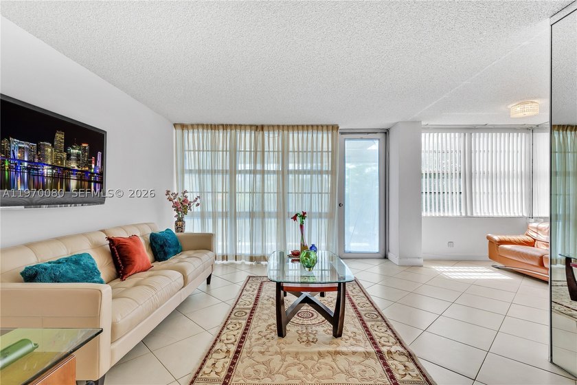 Beautiful Unit 1 Bedroom 1-1/2 baths, Unit features one large - photo 3