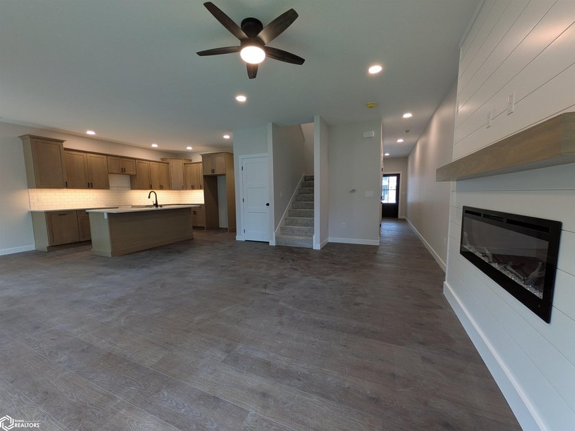 THIS BEAUTIFUL CONDO IS MOVE IN READY! Each thoughtfully - photo 11