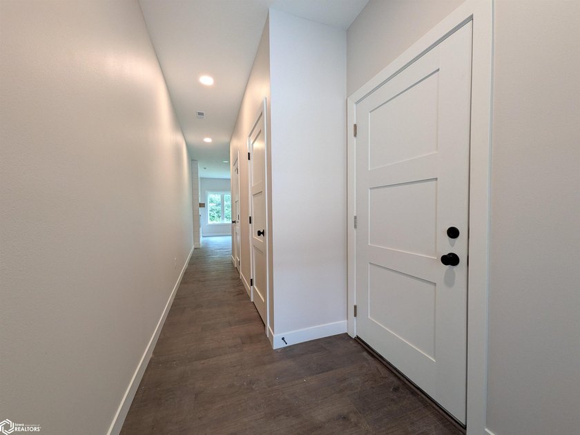 THIS BEAUTIFUL CONDO IS MOVE IN READY! Each thoughtfully - photo 12