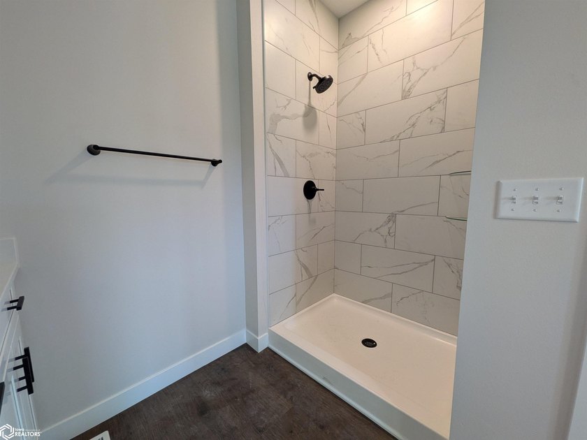 THIS BEAUTIFUL CONDO IS MOVE IN READY! Each thoughtfully - photo 16