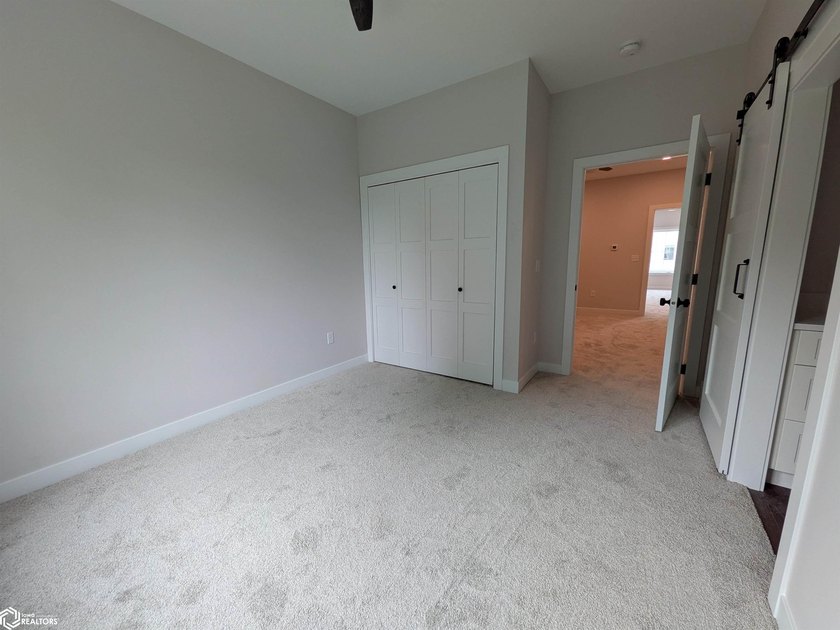 THIS BEAUTIFUL CONDO IS MOVE IN READY! Each thoughtfully - photo 18