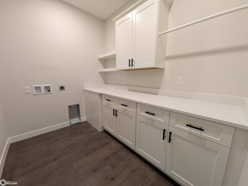 THIS BEAUTIFUL CONDO IS MOVE IN READY! Each thoughtfully - photo 20