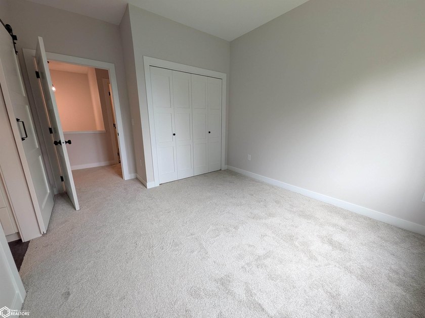 THIS BEAUTIFUL CONDO IS MOVE IN READY! Each thoughtfully - photo 22
