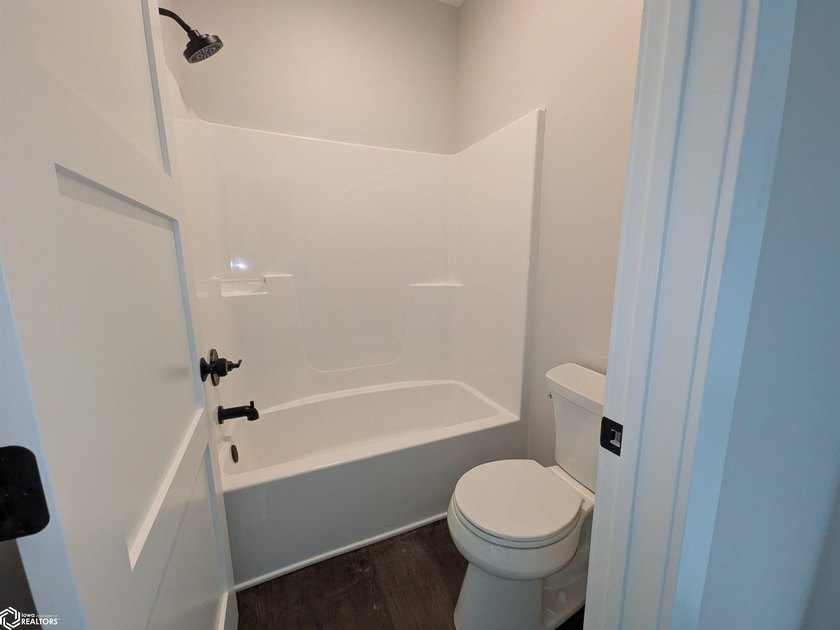 THIS BEAUTIFUL CONDO IS MOVE IN READY! Each thoughtfully - photo 23