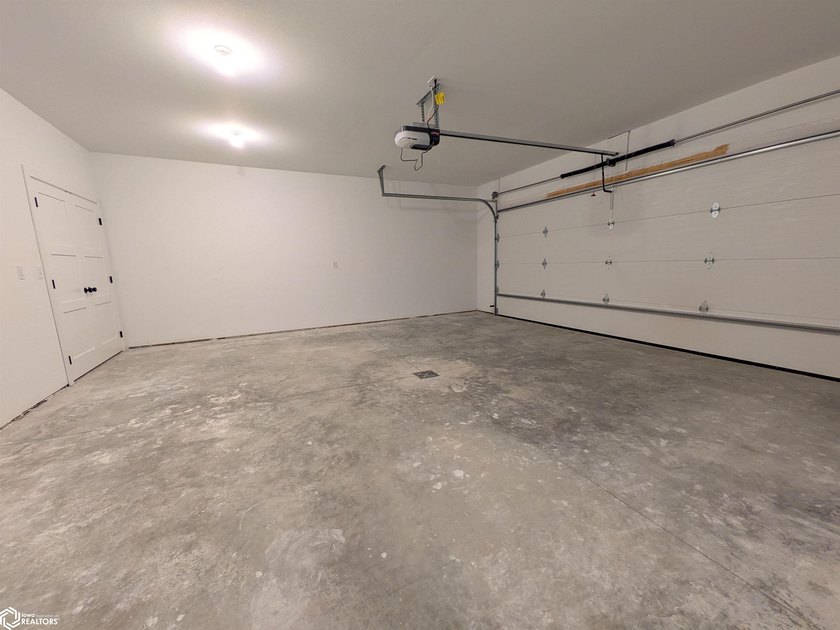 THIS BEAUTIFUL CONDO IS MOVE IN READY! Each thoughtfully - photo 26