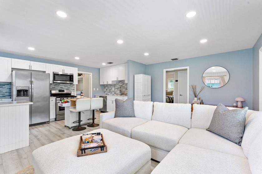 Beautifully renovated 2-bedroom, 2-bath home with a flex room in - photo 15