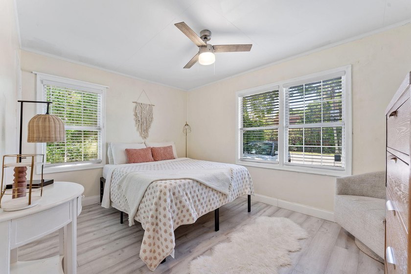 Beautifully renovated 2-bedroom, 2-bath home with a flex room in - photo 19