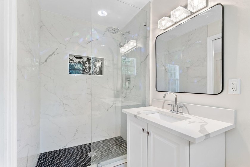 Beautifully renovated 2-bedroom, 2-bath home with a flex room in - photo 26