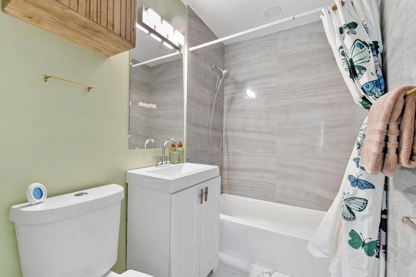 Beautifully renovated 2-bedroom, 2-bath home with a flex room in - photo 27