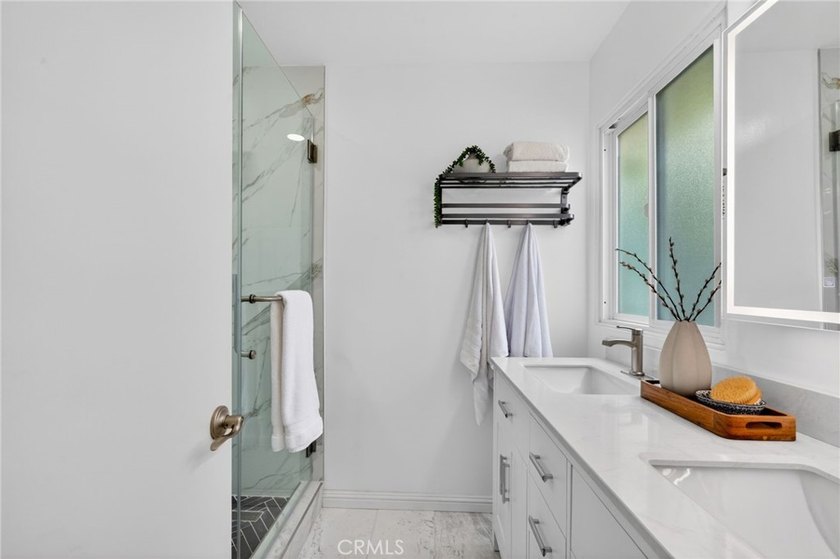 Summer Special! Welcome to this beautifully upgraded turnkey - photo 31