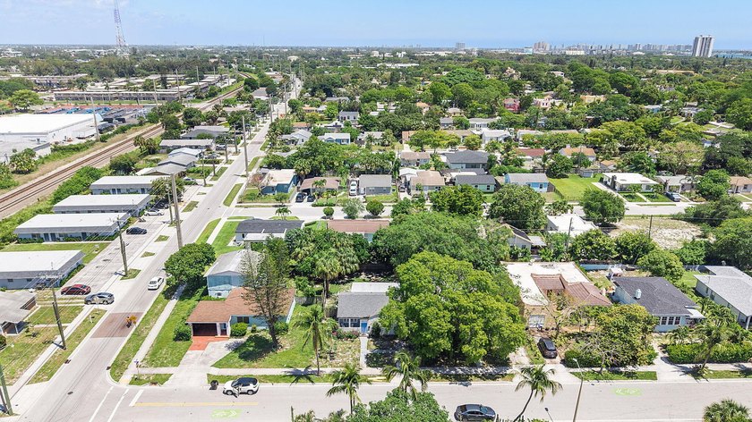 Beautifully renovated 2-bedroom, 2-bath home with a flex room in - photo 35
