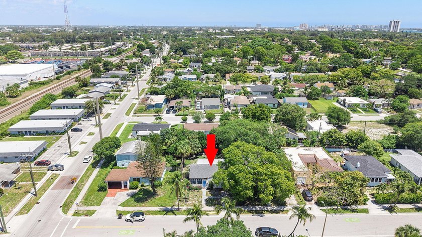 Beautifully renovated 2-bedroom, 2-bath home with a flex room in - photo 36