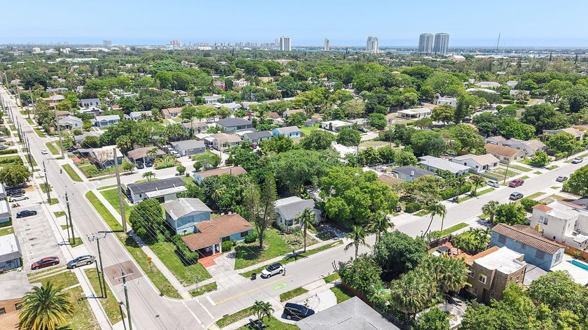 Beautifully renovated 2-bedroom, 2-bath home with a flex room in - photo 37