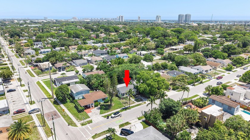 Beautifully renovated 2-bedroom, 2-bath home with a flex room in - photo 38