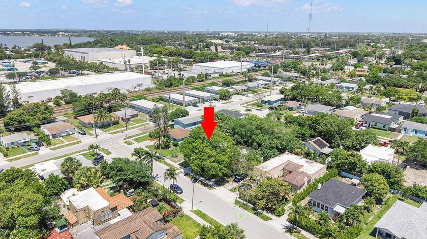Beautifully renovated 2-bedroom, 2-bath home with a flex room in - photo 40