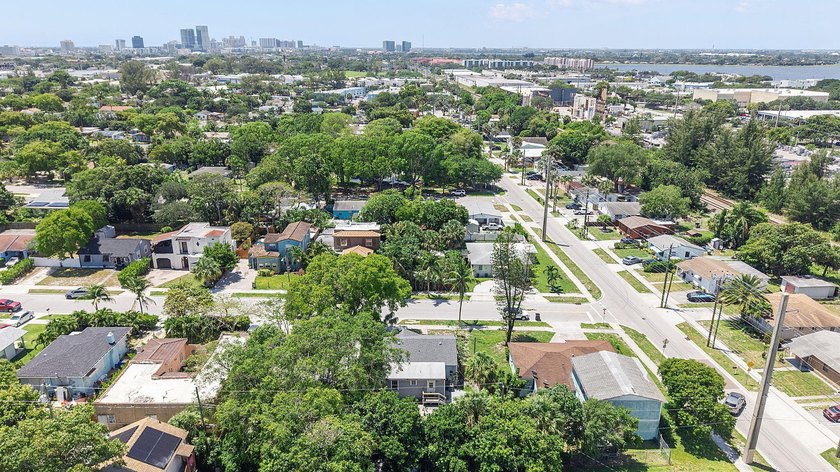 Beautifully renovated 2-bedroom, 2-bath home with a flex room in - photo 45