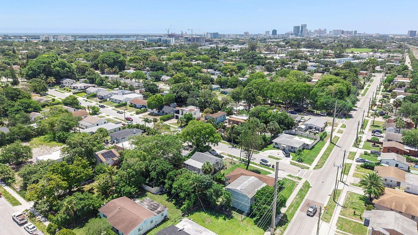 Beautifully renovated 2-bedroom, 2-bath home with a flex room in - photo 47