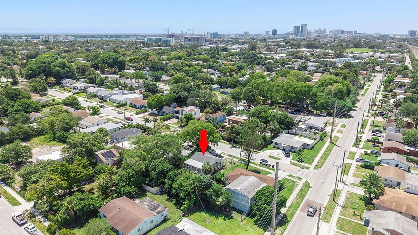 Beautifully renovated 2-bedroom, 2-bath home with a flex room in - photo 48