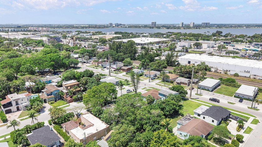 Beautifully renovated 2-bedroom, 2-bath home with a flex room in - photo 49