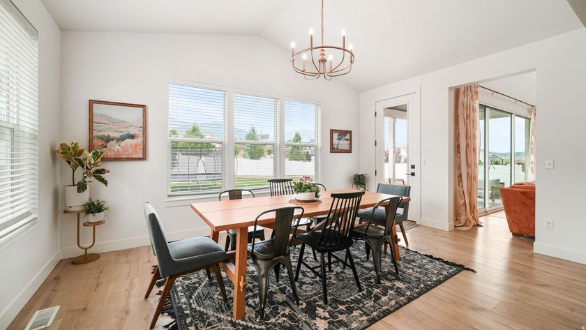 Stunning two-story home in quiet Ridge View Estates, Salem - photo 10