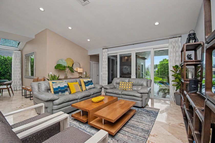 Rare Lakefront Opportunity in Glen Oaks at Colonnade! Situated - photo 17