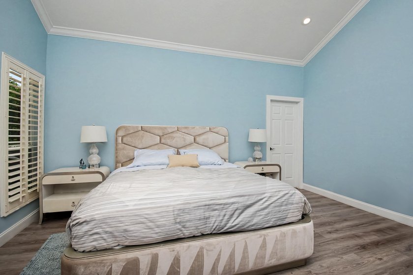Rare Lakefront Opportunity in Glen Oaks at Colonnade! Situated - photo 26