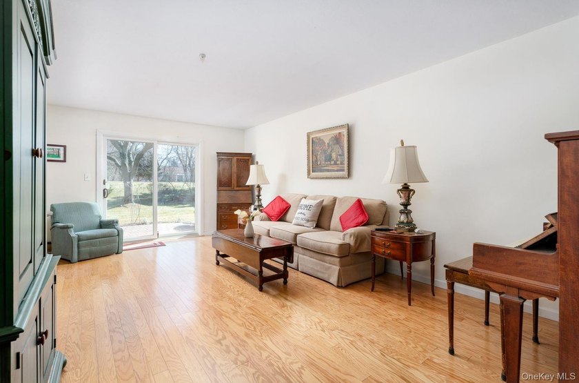 Welcome to easy living in this beautiful 3-bedroom, 2.5-bath - photo 3