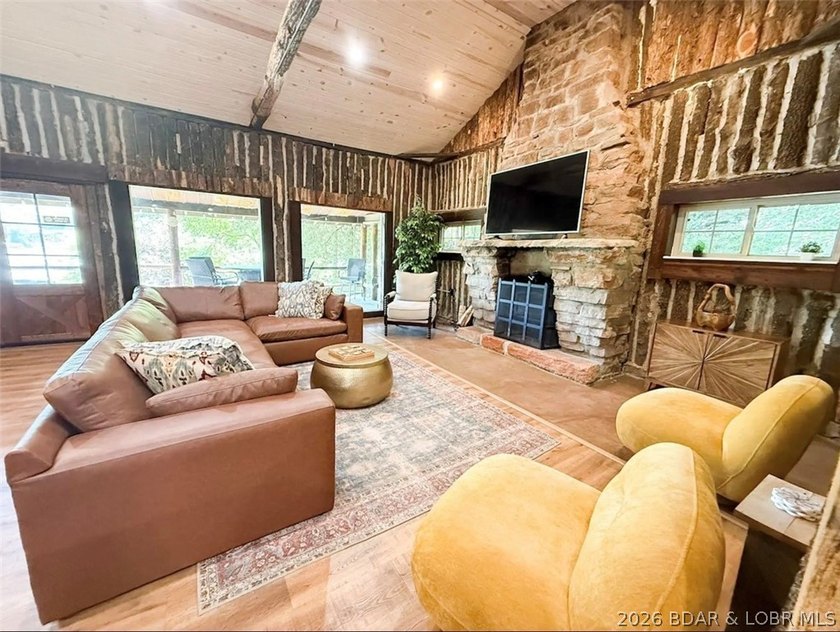 This log cabin dates back to the 1890, is beautiful remodeled - photo 11