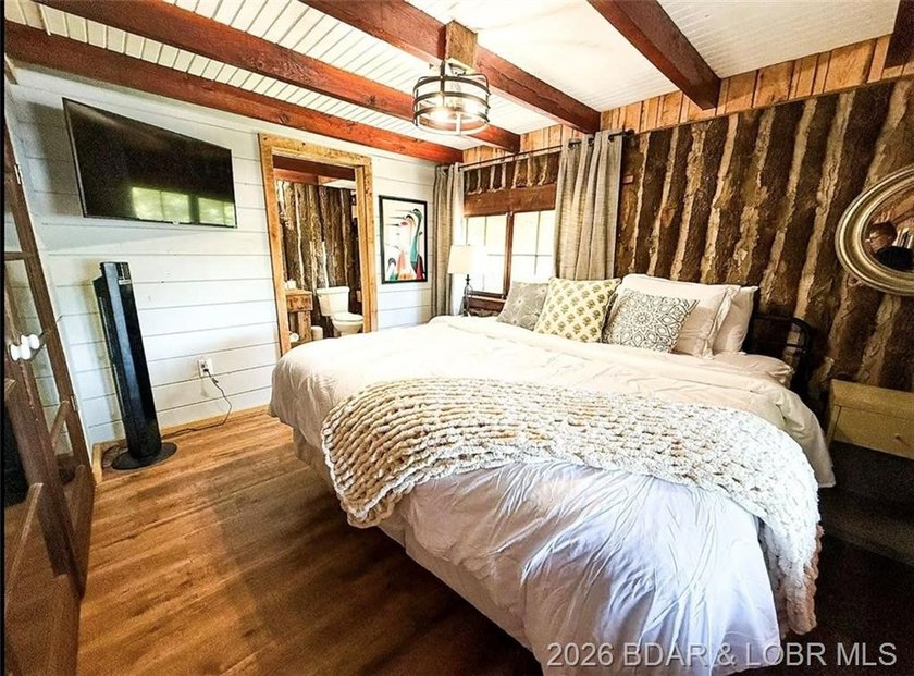 This log cabin dates back to the 1890, is beautiful remodeled - photo 12