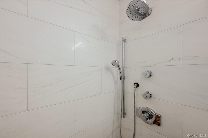 Beautifully Renovated Deluxe One-Bedroom with Oversized Balcony - photo 12