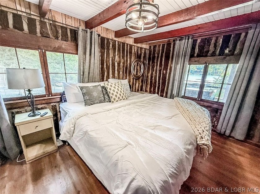 This log cabin dates back to the 1890, is beautiful remodeled - photo 13