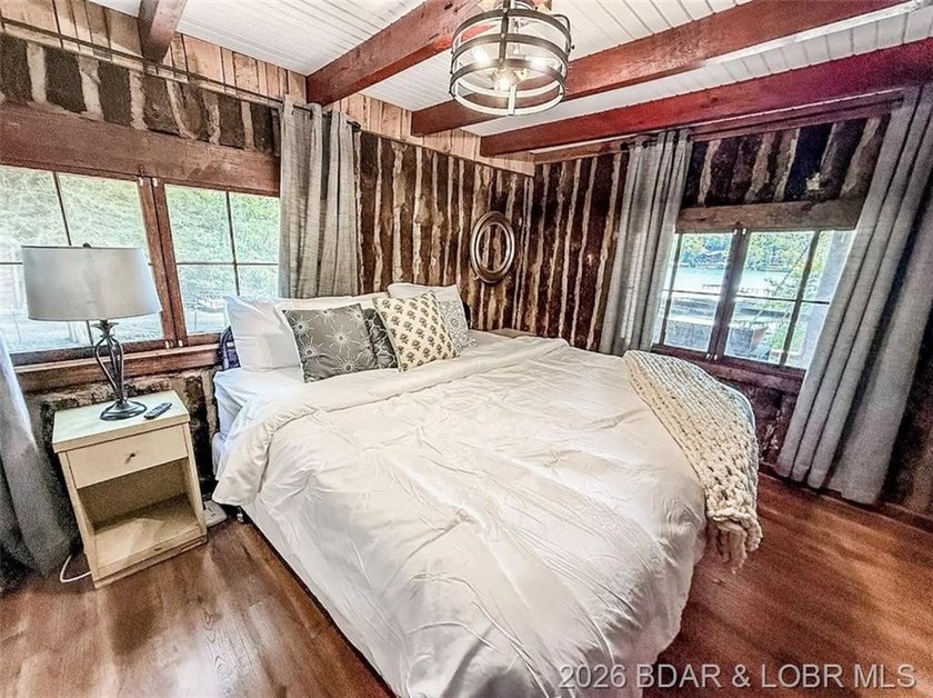 This log cabin dates back to the 1890, is beautiful remodeled - photo 13